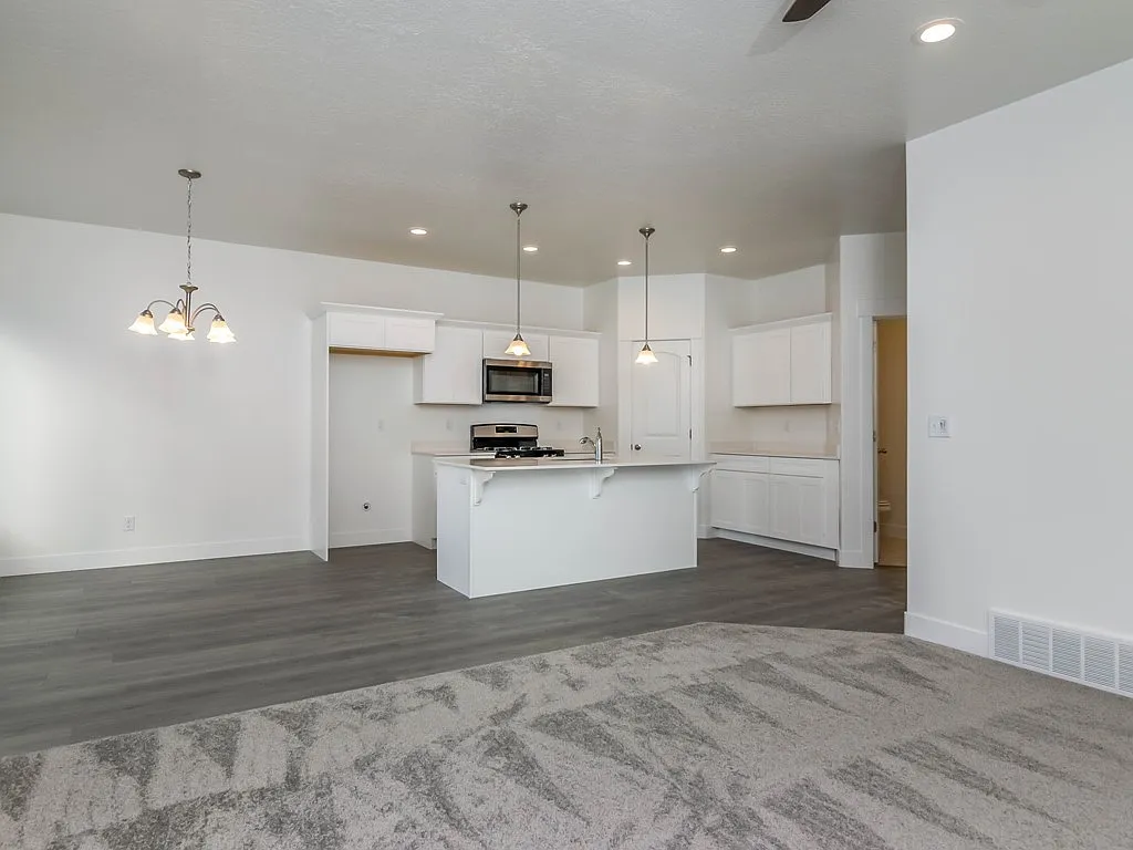 4 bed, 2.5 bath, 2337 sqft, $2,300 — Photo 4