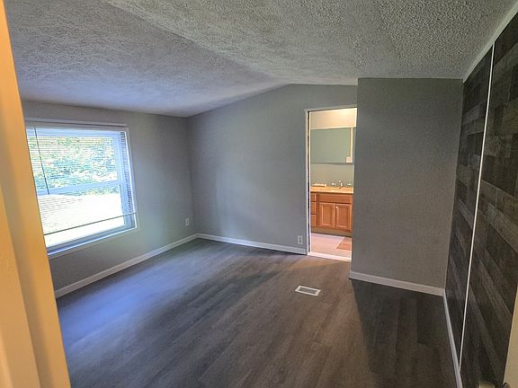 4th image of 446 Beresford St