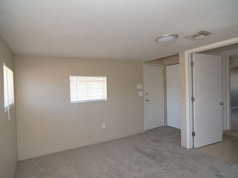 616 E Linden St — Photo 8