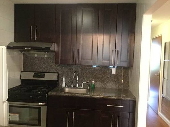 5th image of 381 Douglass St APT 2B