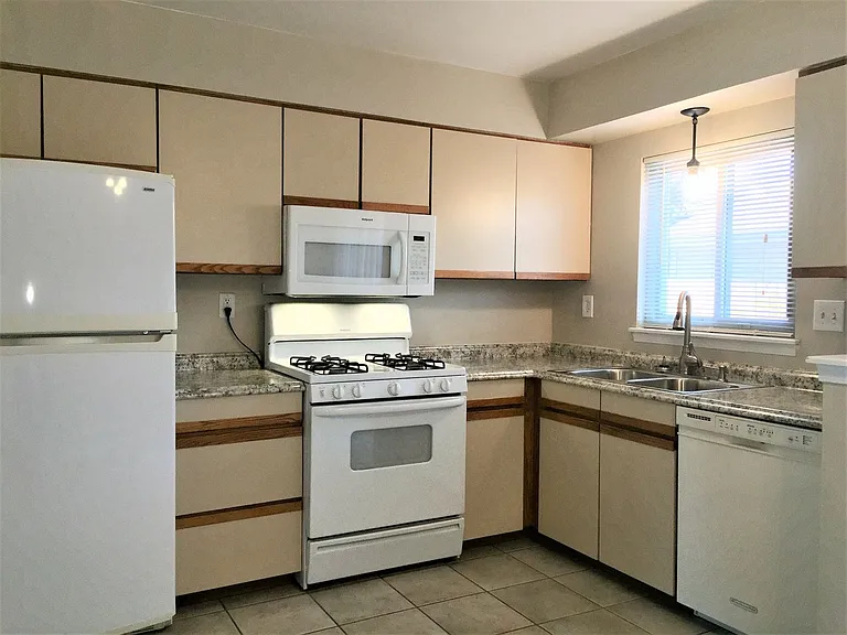 8084 Lexington Park Dr — Photo 7