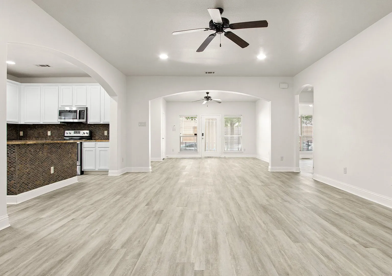 ** Move In July 25th 2027 $5500 ** 5 Bed 3 Bath ** 1 Minute Walk To Tcu Campus ** — Photo 3