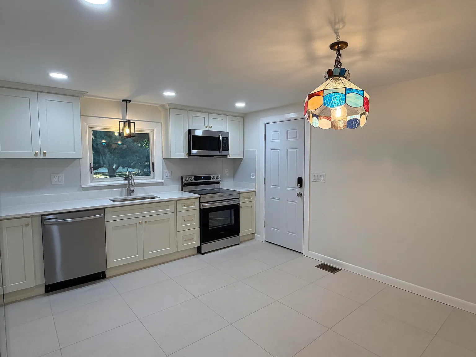 4 bed, 1700 sqft, $4,400 — Photo 3