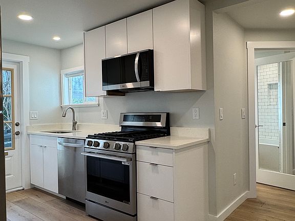 Kitchen, gas range, dishwasher, microwave hood