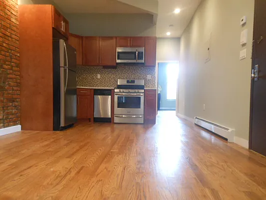 Rented by DYNAMIC REALTY OF NEW YORK CORP | media 5