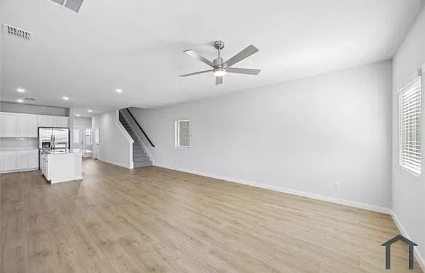 4 bed, 2328 sqft, $3,200 — Photo 3
