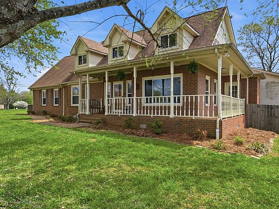 3rd image of 812 Ridgetop Dr