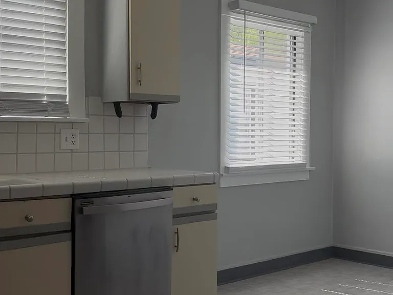 921 Laguna Ave — Photo 5