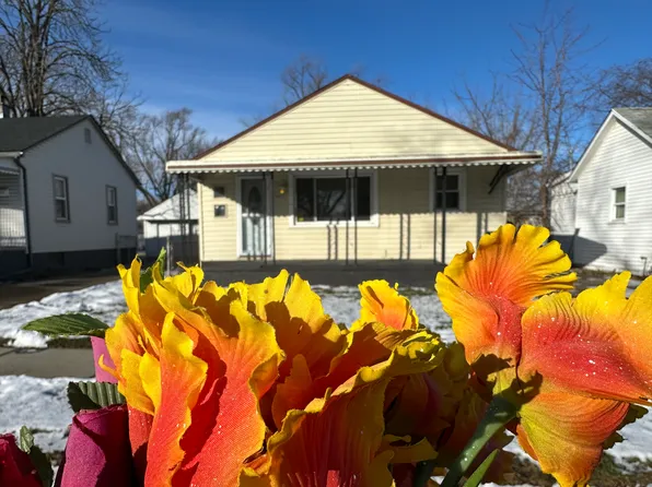 18461 Beechwood St, Roseville, MI 48066