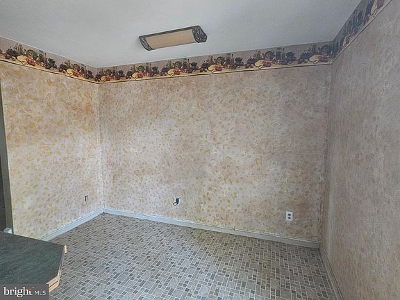5th image of 22438 Greenview Ct