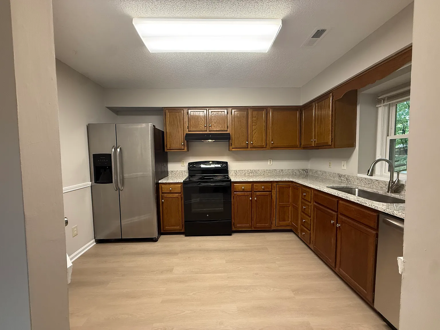 3 bed, 1375 sqft, $1,950 — Photo 3