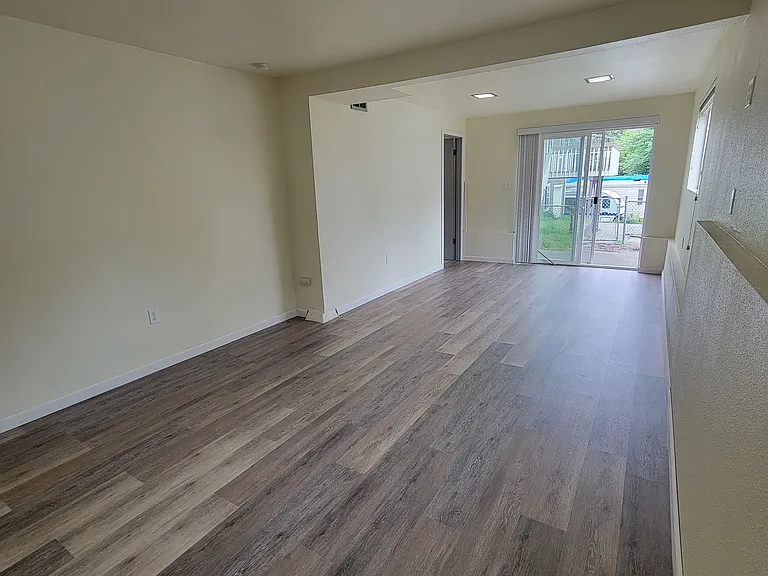 1212 Evans Ave W — Photo 29