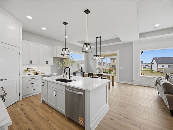 5th image of 708 NE Doe Pointe Dr