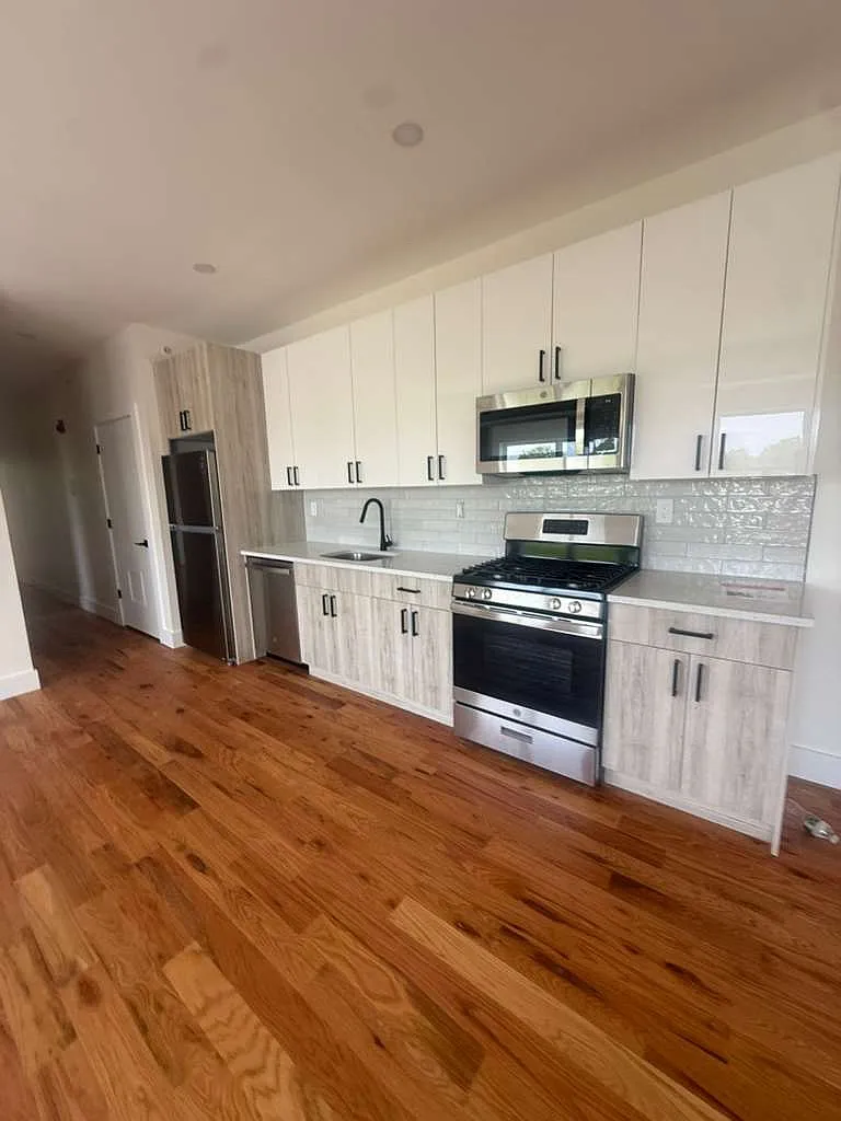 4 bed, $3,000 — Photo 2