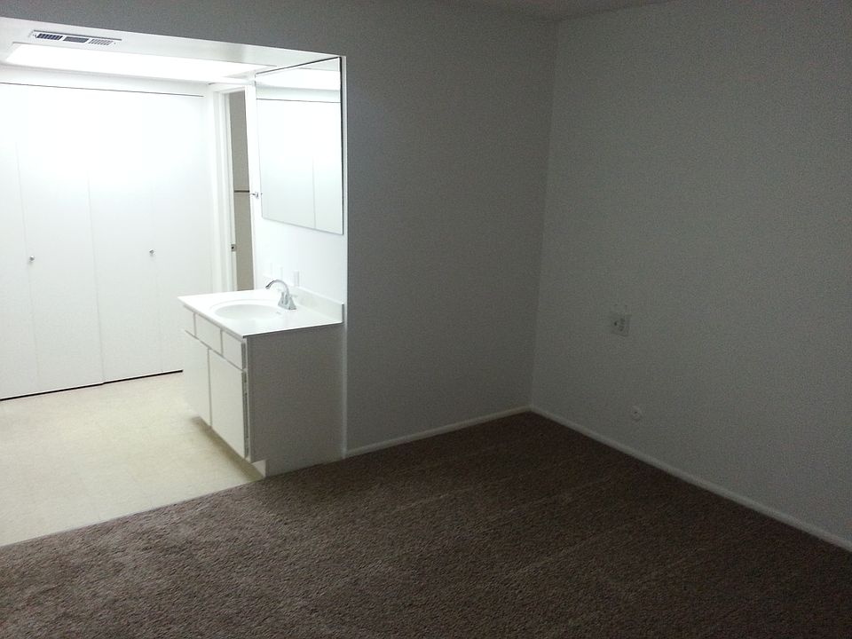 Second bedroom and bathroom area
