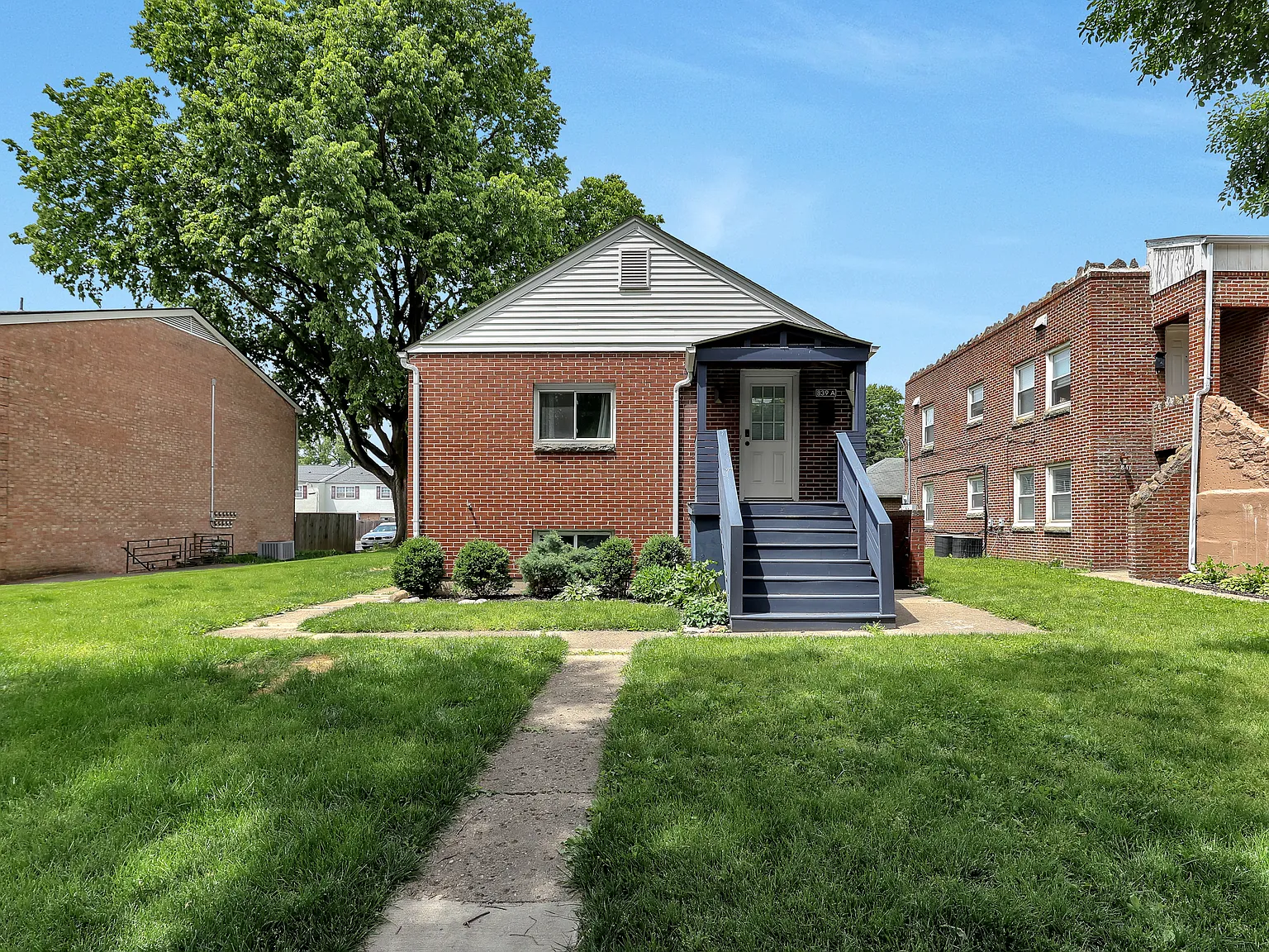 2 bed, 960 sqft, $1,749 — Photo 1