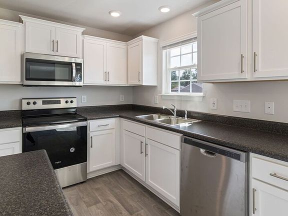 4th image of 110 Saddlehorse Ln