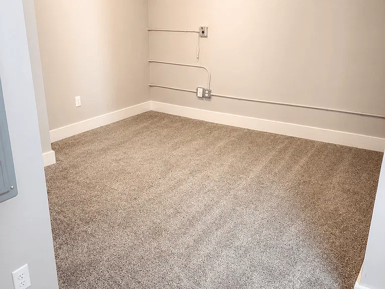 Highland Memorial Apartments — Photo 13