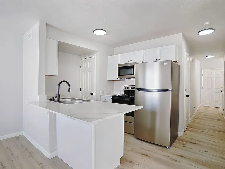 1655 S Riverside Dr — Photo 7
