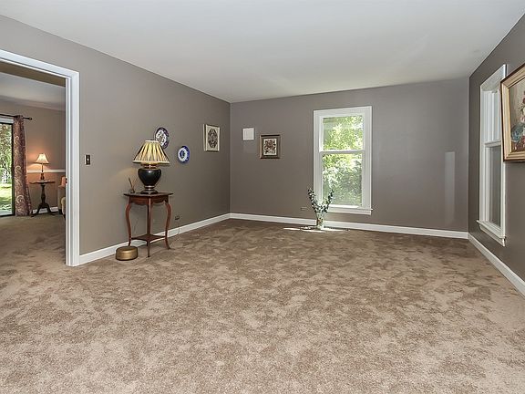 4th image of 714 Deer Ln