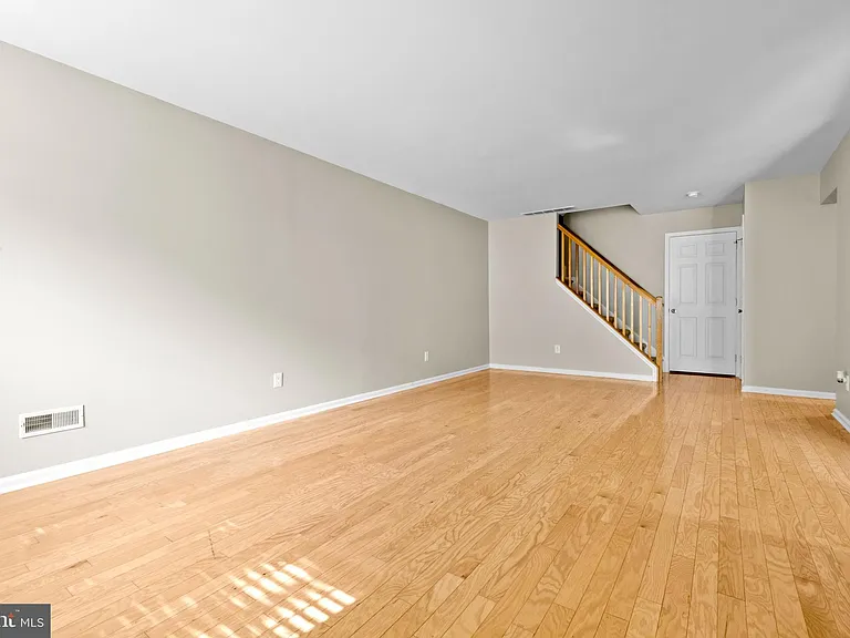 3906 Grenwich Ln — Photo 3