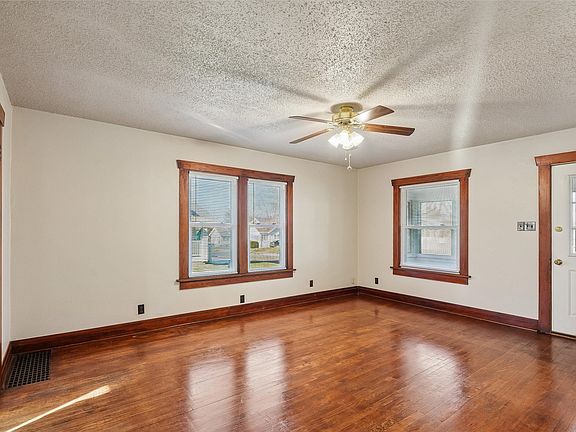 5th image of 613 S 4th Ave W
