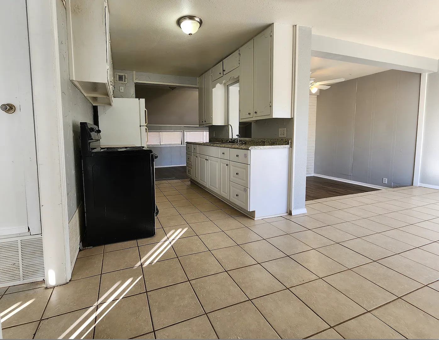 Updated 3 Bedroom 2 Bath home close to Goodfellow! — Photo 2
