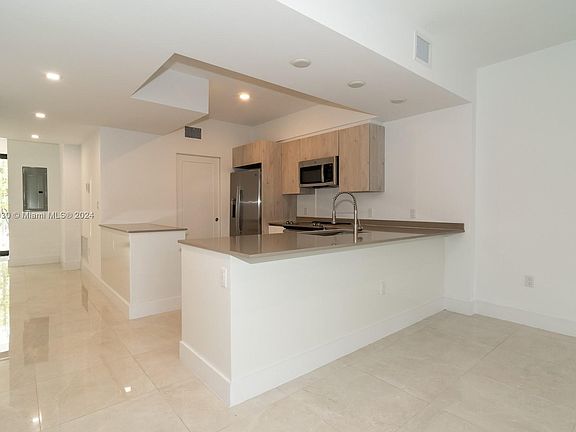 5th image of 4173 N Oak Pl