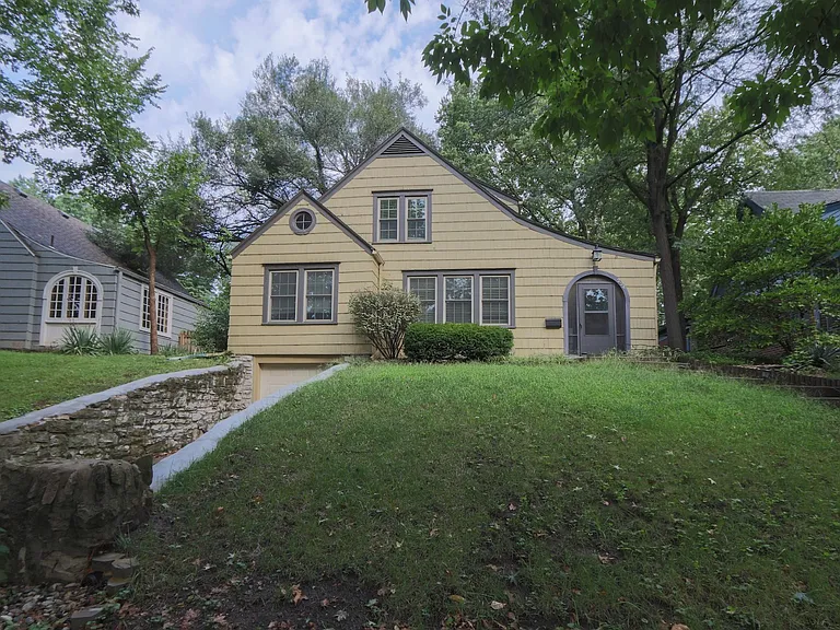 224 E Winthrope Rd — Photo 1