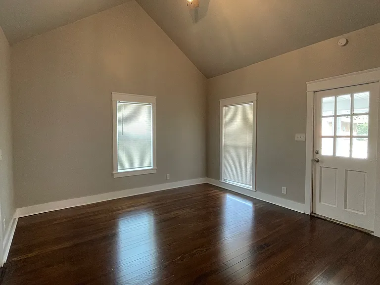 110 S Yorktown Ave — Photo 3
