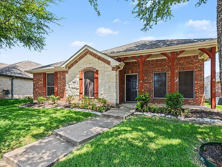 1707 Briarhollow Dr — Photo 3