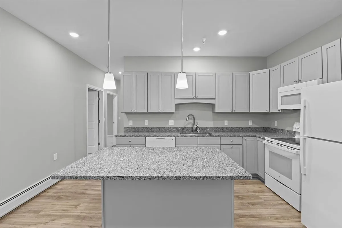 Building Photo - 32 Cottonwood Drive