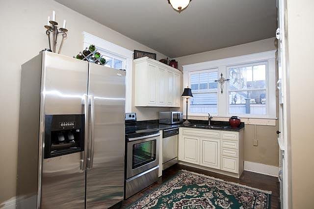 2nd image of 927 Fair St