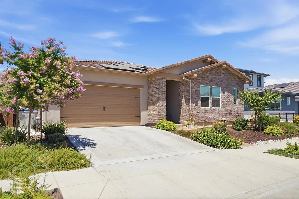 4 bed, 3.0 bath, 2282 sqft, $3,395 — Photo 2