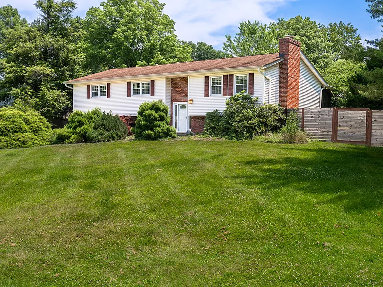 4201 E Cambridge Dr — Photo 2
