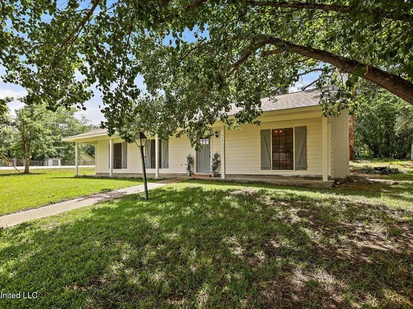 800 Longwood Pl, Clinton, MS 39056