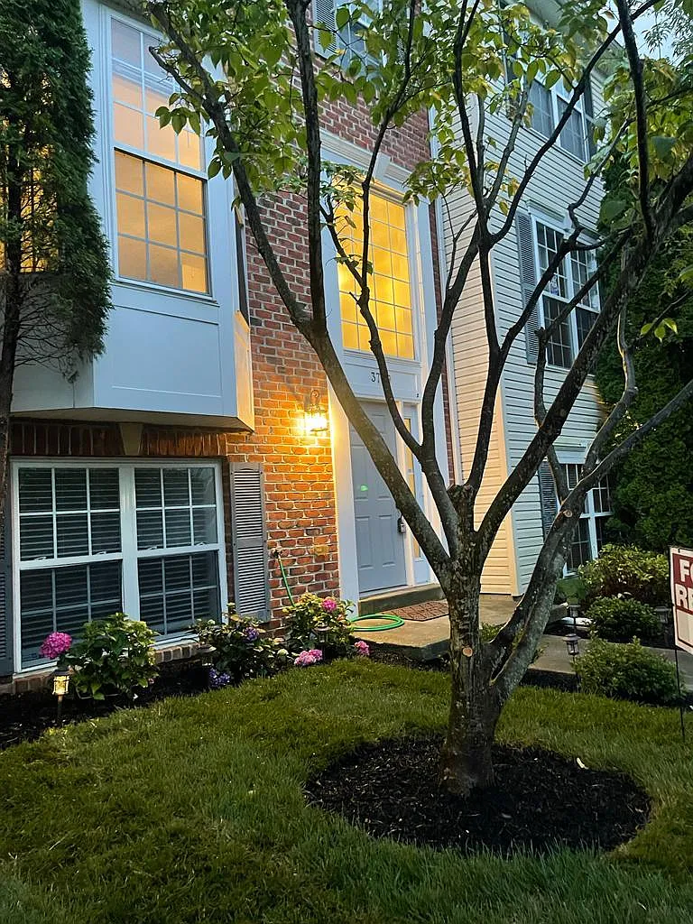 4 bed, 3.5 bath, 2300 sqft, $3,225 — Photo 2