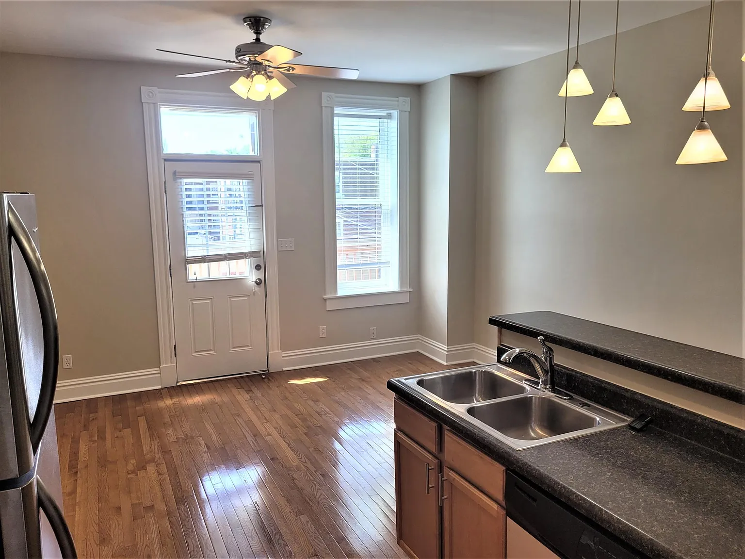 2 bed, 1500 sqft, $1,500 — Photo 3