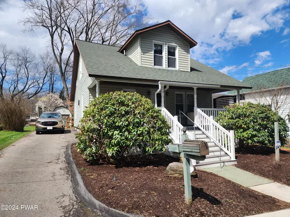 111 Center St, Waymart, PA 18472