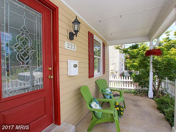 Hardiplank exterior & metal roofed front porch