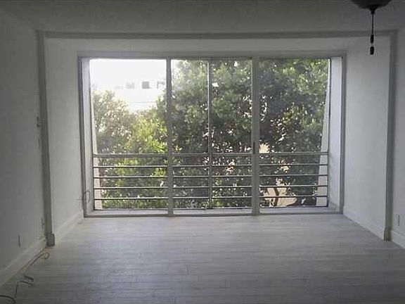 4th image of 922 NE 199th St #4H