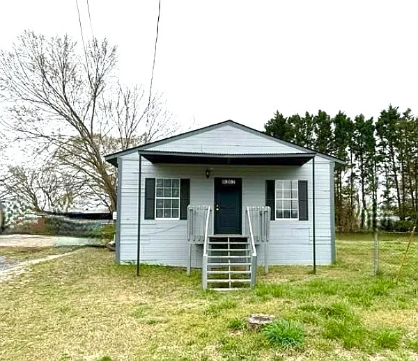 3 bed, 886 sqft, $1,650 — Photo 1