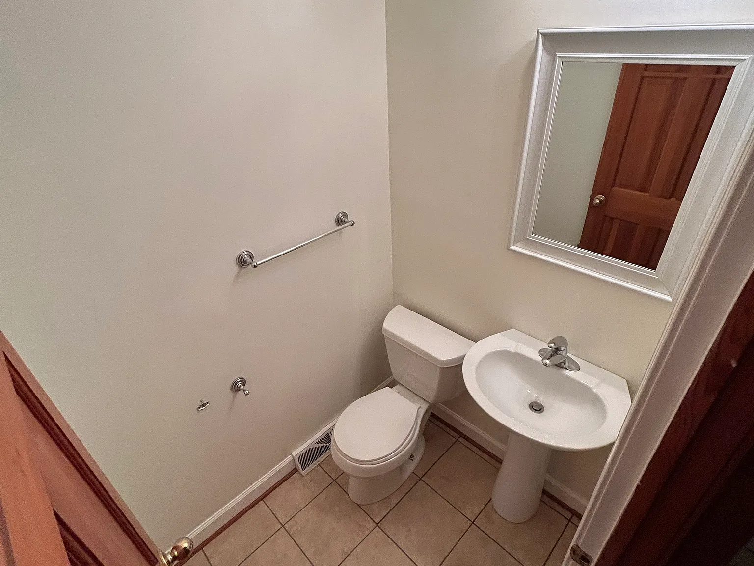 1 bed, 1.5 bath, 1850 sqft, $1,250 — Photo 3