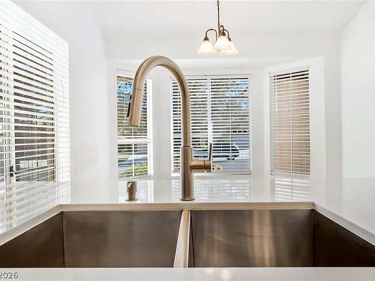 9724 Panorama Cliff Dr — Photo 18