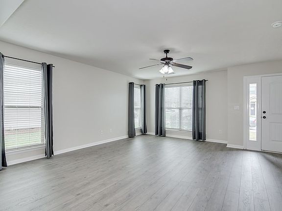 4th image of 701 Fox Haven Drive