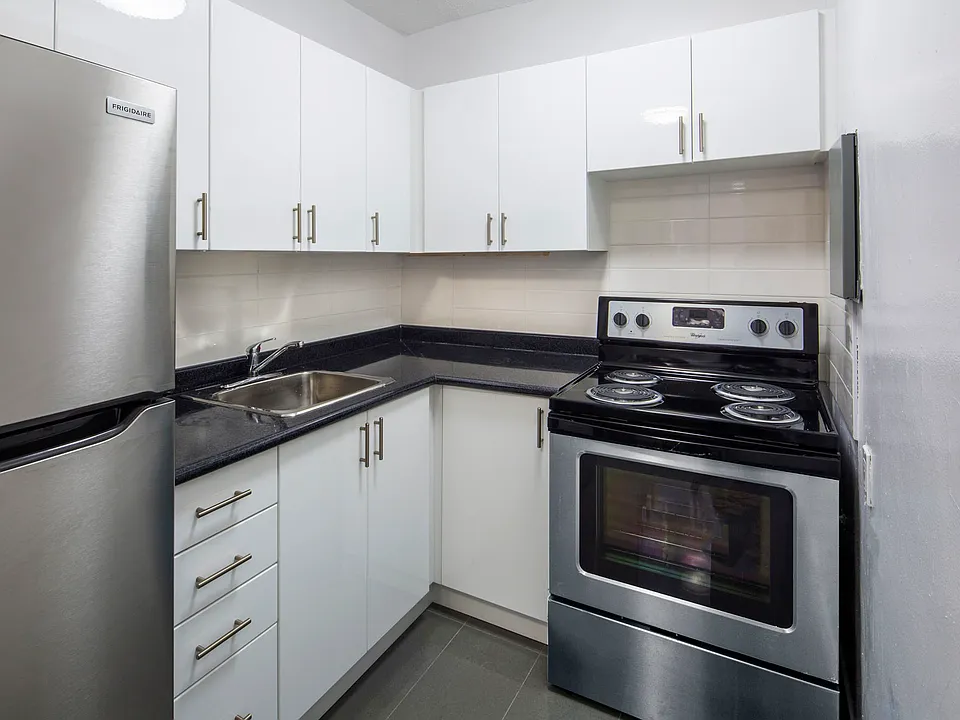 115 Eglinton Ave W