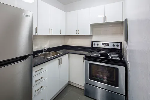 115 Eglinton Ave W Photo 1