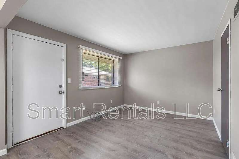 2 bed, 1.0 bath, 750 sqft, $999 — Photo 2