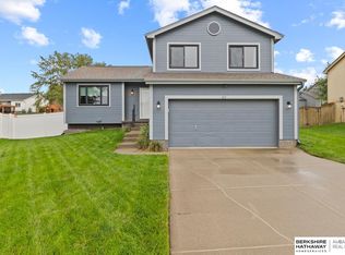 815 Clearwater Dr, Papillion, NE 68046