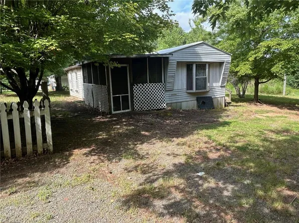 1050 Hicks Trail Rd, Walnut Cove, NC 27052